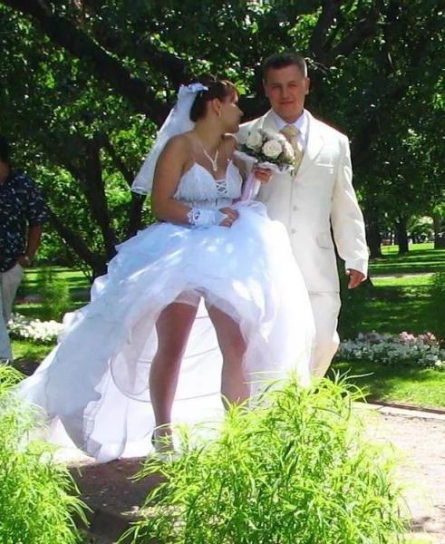 Невесты показывают свои прелести