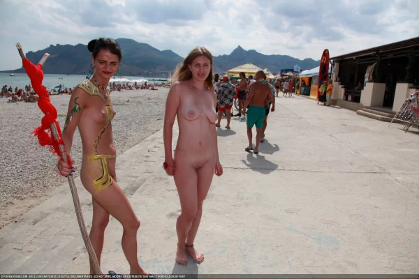 Две девушки нудистки на пляже