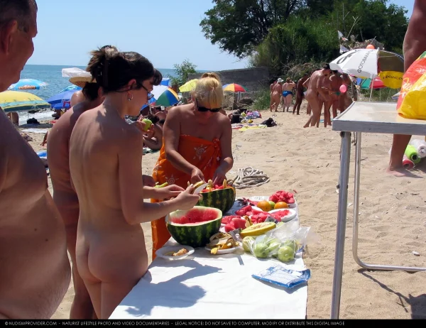 Пляжные развлечения нудистов в Болгарии