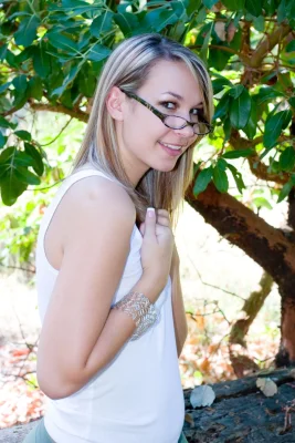 Красавица прогулялась по лесу и оголила писю