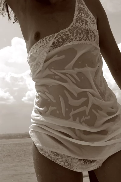 Черно-белое красивое ню на пляже