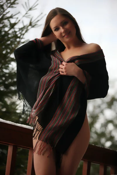 Зимой голышом на веранде