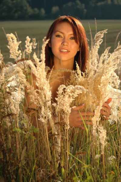 Голая красавица на летнем лугу