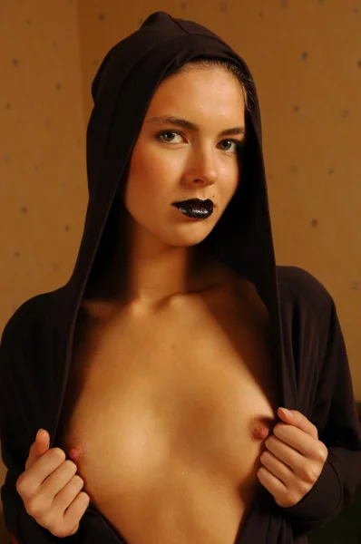 Девушка с чувственными черными губами