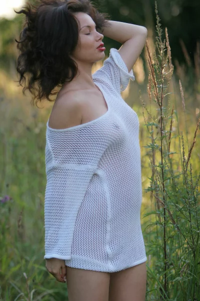 Загадочная брюнетка в тени объятия света и тьмы