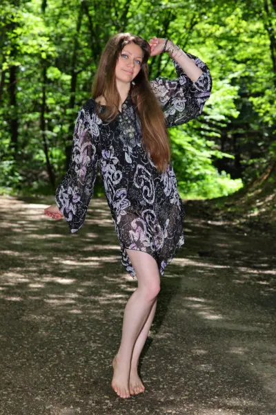 Лесная нимфа показывает прелести